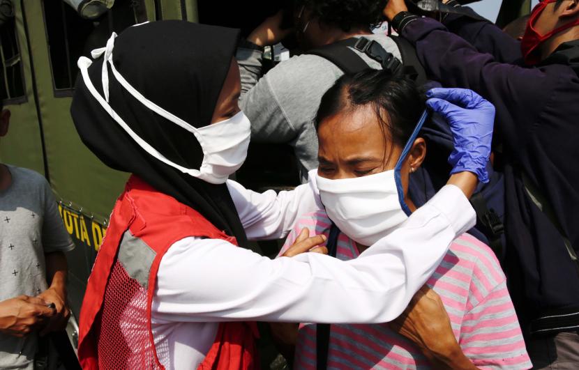 masker (ilustrasi). Covid-19 tidak hanya memengaruhi seseorang secara fisik, tetapi juga mental. Para ahli kesehatan melihat bahwa beberapa pasien Covid-19 mengalami peningkatan rasa bersalah dan takut menyebarkan virus.