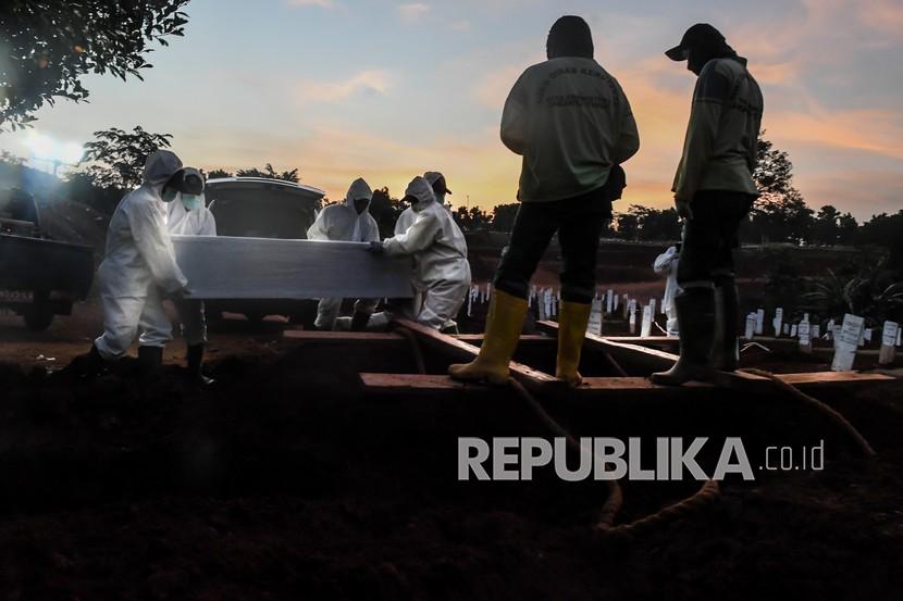 Petugas memakamkan jenazah Covid-19 di TPU Pondok Ranggon, Jakarta Timur (ilustrasi).