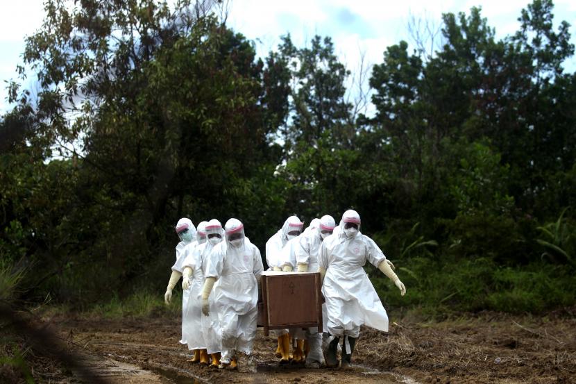 Petugas memakamkan jenazah Pasien Dalam Pengawasan (PDP) COVID-19 di lahan khusus pemakaman di Tarakan, Kalimantan Utara.