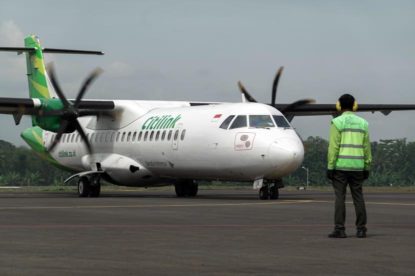 Petugas memandu pesawat ATR 72-600 milik PT. Citilink, saat melakukan uji coba penerbangan di Bandara Jenderal Besar Soedirman Purbalingga, Jateng, Kamis (1/4/2021). Bandara Jenderal Besar Soedirman Purbalinga melakukan uji pendaratan pesawat TNI AU CN-295 dan uji coba penerbangan pesawat ATR 72-600 PT. Citilink, dalam rangka operasional bandara secara terbatas.