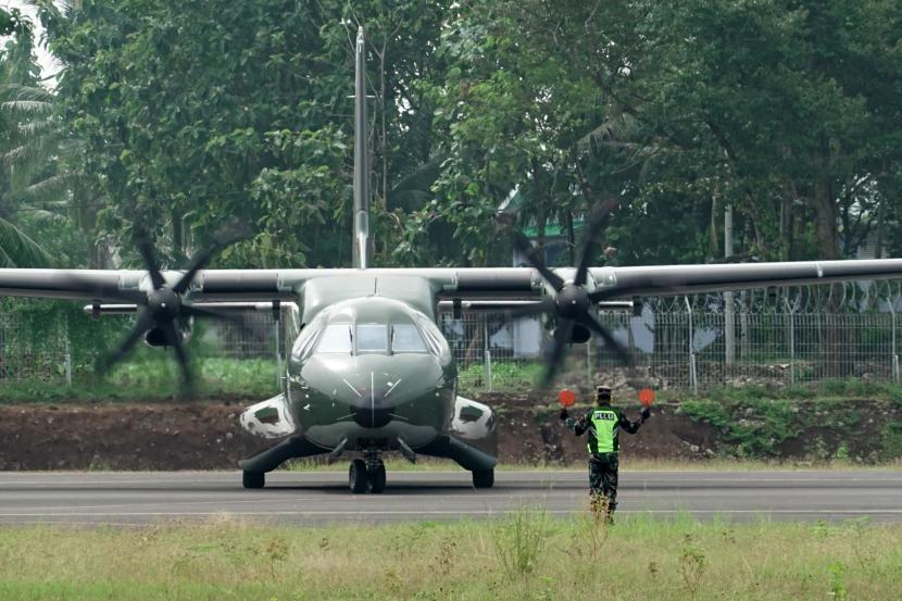 Petugas memandu pesawat TNI AU CN-295 saat melakukan uji pendaratan di runway bandara Jenderal Besar Soedirman Purbalingga, Jateng, Kamis (1/4/2021). Bandara Jenderal Besar Soedirman Purbalinga melakukan uji pendaratan pesawat TNI AU CN-295 dan uji coba penerbangan pesawat ATR 72-600 PT. Citilink, dalam rangka operasional bandara secara terbatas.