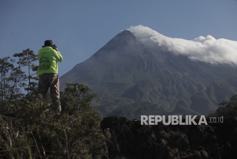  Officer monitor activity of Mount Merapi following the volcano's alert status, in Cangkringan area, Sleman, Yogyakarta, on Tuesday (May 22).