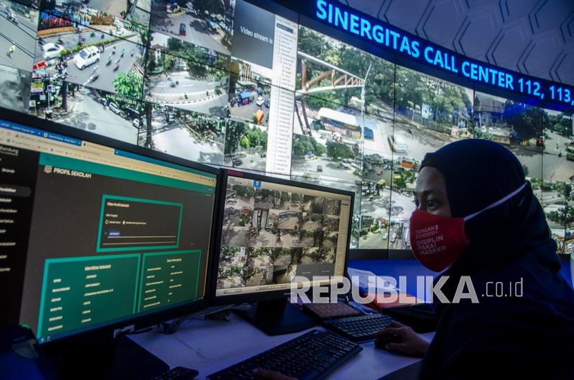 Petugas memantau arus lalu lintas kendaraan yang terekam oleh kamera pengawas atau CCTV di Bandung Command Center, Bandung, Jawa Barat, (ilustrasi).