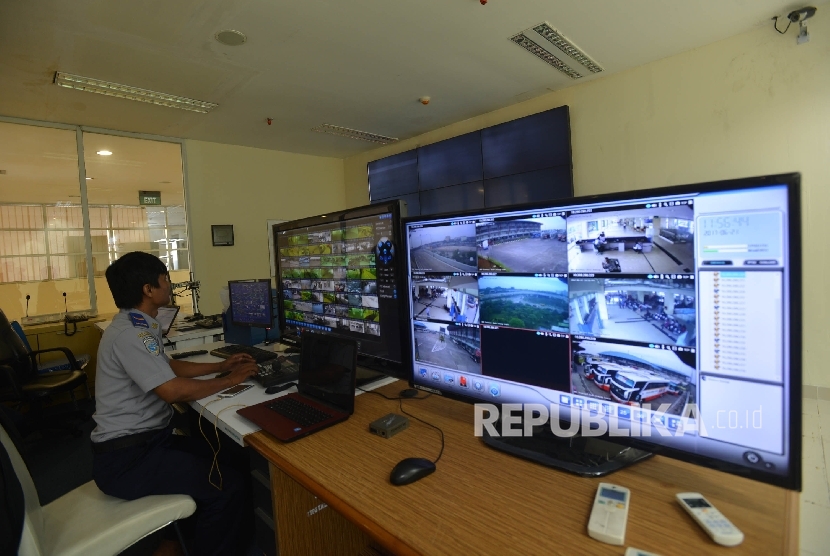 Petugas memantau arus mudik Lebaran melalui Closed Circuit Television (CCTV) di Terminal Bus Terpadu Sentra Timur Pulo Gebang, Jakarta Timur, Rabu (21/6).