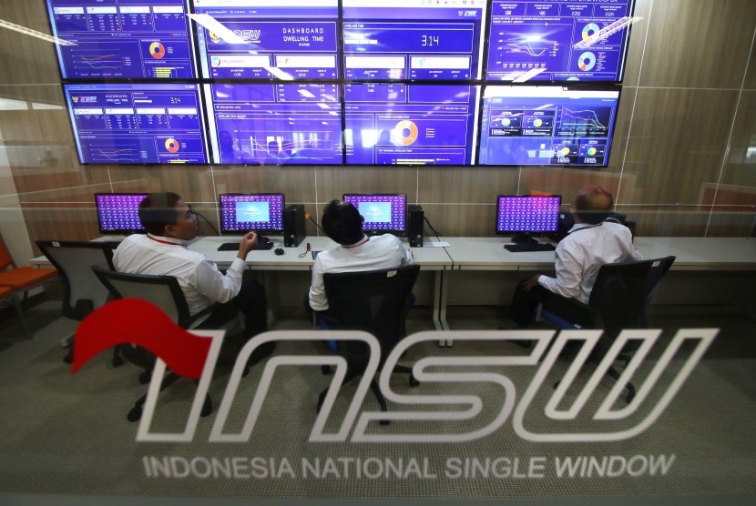 Petugas memantau dashboard layanan perizinan ekspor impor dan dashboard dwell time atau waktu tunggu pelayanan bongkar muat barang dari kapal di kantor pengelola portal Indonesia National Single Window (INSW) di Jakarta, Senin (6/2).