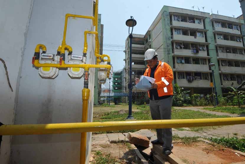 Petugas memantau jajaran pipa gas sambungan rumah di rumah susun Marunda, Jakarta Utara, Kamis (25/9). (Republika/Rakhmawaty La'lang)