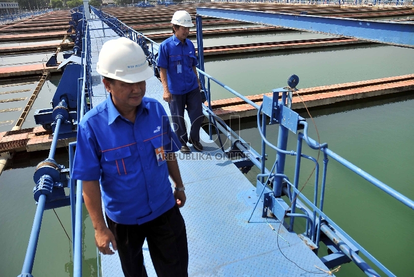 Petugas memantau kondisi air di Instalasi Pengolahan Air (IPA), Pulogadung, Jakarta Timur, Selasa (26/5). (Republika/Rakhmawaty La'lang)