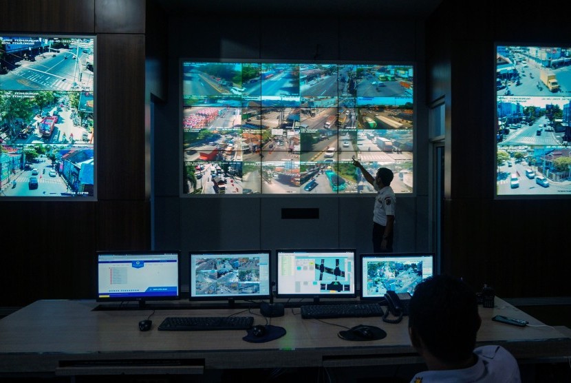 Petugas memantau layar video yang menampilkan arus lalu lintas melalui CCTV di Ruang Pengendalian Area Traffic Control System (ATCS) 