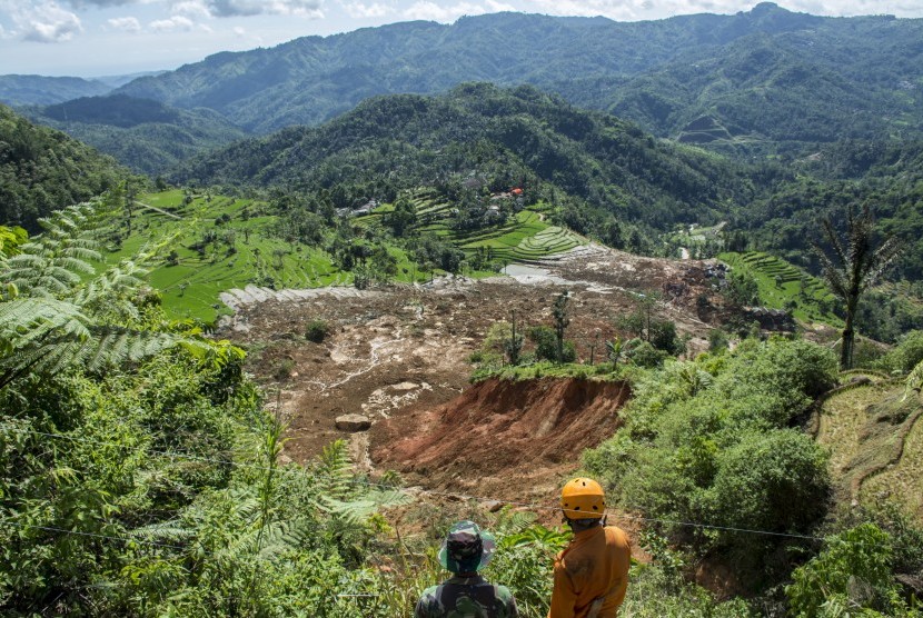 Petugas memantau lokasi tanah yang longsor di Desa Sirnaresmi, Cisolok, Kabupaten Sukabumi, Jawa Barat, Jumat (4/1/2019).
