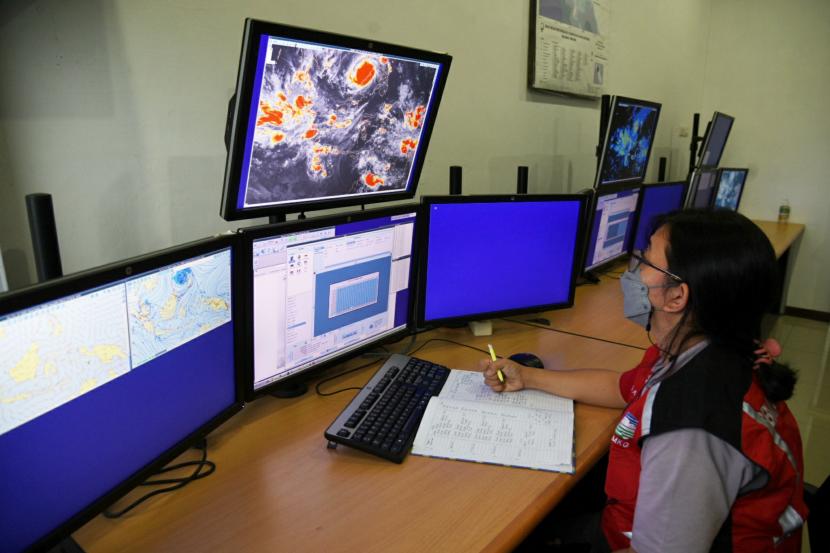 Petugas memantau monitor citra satelit cuaca di kantor Balai Besar Metereologi Klimatologi dan Geofisika (BBMKG) 