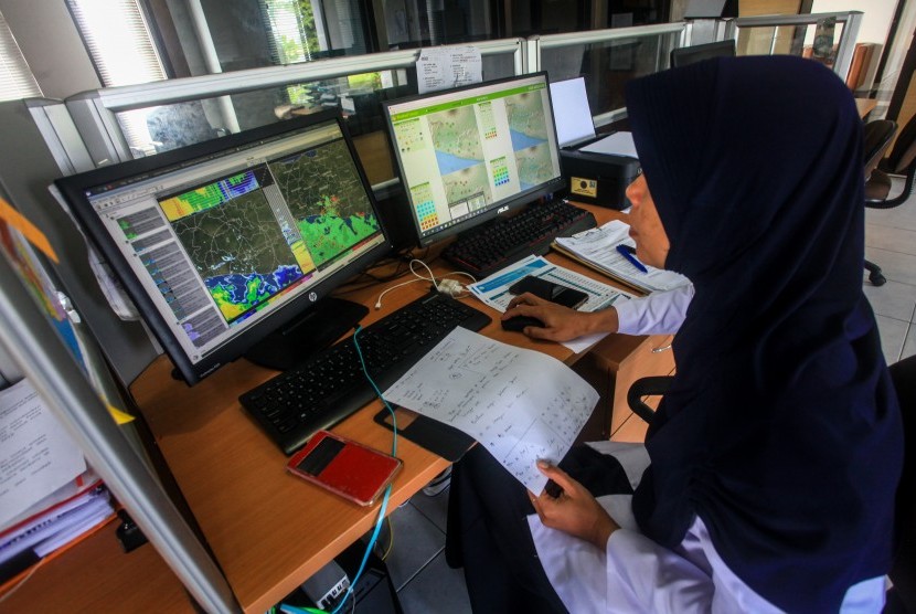 Petugas memantau pergerakan awan di kantor BMKG. 