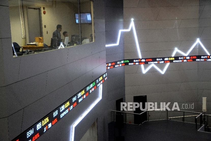  Petugas memantau pergerakan Indeks Harga Saham Gabungan (IHSG) di Gedung Bursa Efek Indonesia, Jakarta. ilustrasi