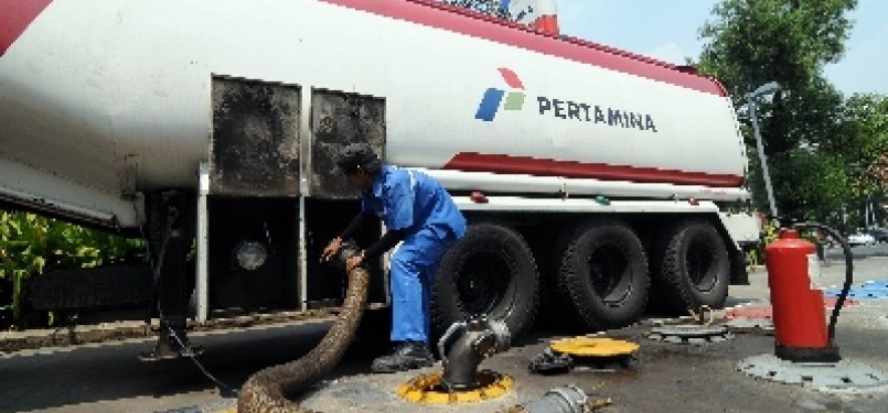 Petugas memasang alat pengisian bahan bakar minyak (BBM) premium dari tanki di SPBU Abdul Muis, Jakarta.