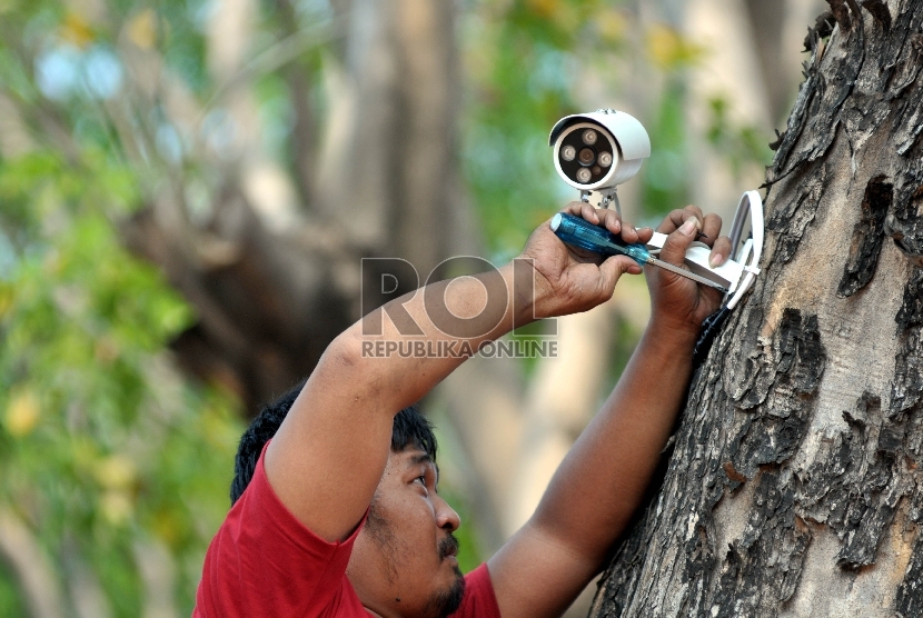   Petugas memasang CCTV kamera di depan Istana Negara, Jakarta, Jumat (25/9).