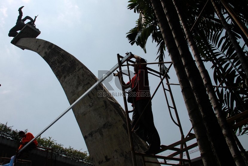  Petugas memasang kerangka untuk pengerjaan korservasi atau pembersihan Patung Dirgantara (Pancoran), Jakarta, Rabu (13/8).   (Republika/ Yasin Habibi)