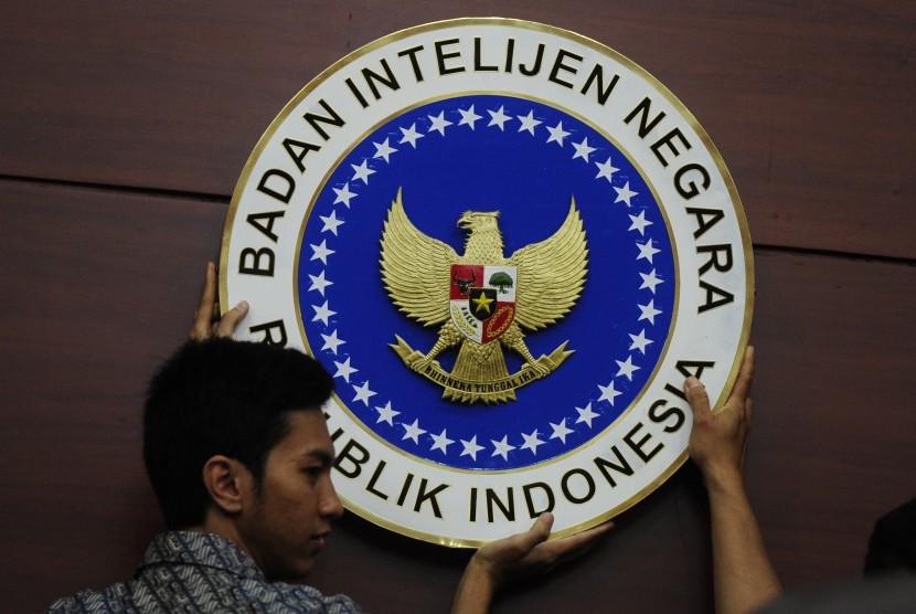 Petugas memasang logo Badan Intelijen Negara (BIN) di Kantor BIN Jakarta, Jumat (15/1). 