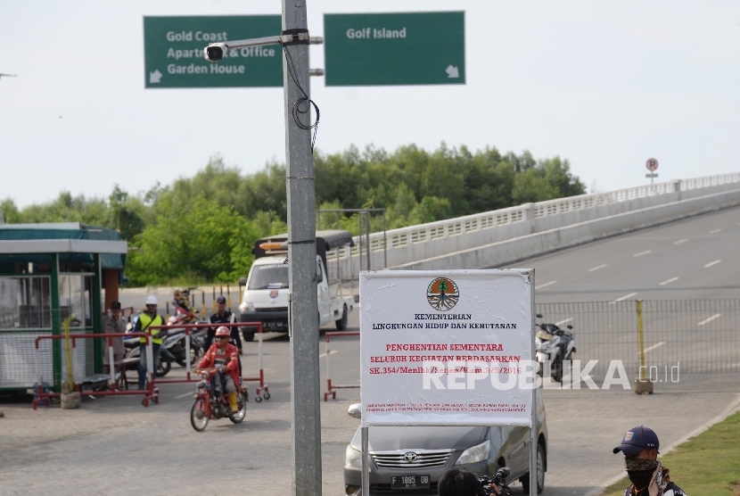 Petugas memasang papan penyegelan di gerbang Pulau C dan D Proyek Reklamasi, Jakarta Utara, Rabu (11/5). (Republika/ Yasin Habibi) 