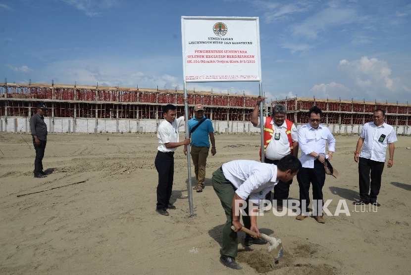 Petugas memasang papan penyegelan di Pulau C dan D Proyek Reklamasi, Jakarta Utara, Rabu (11/5). (Republika/ Yasin Habibi)