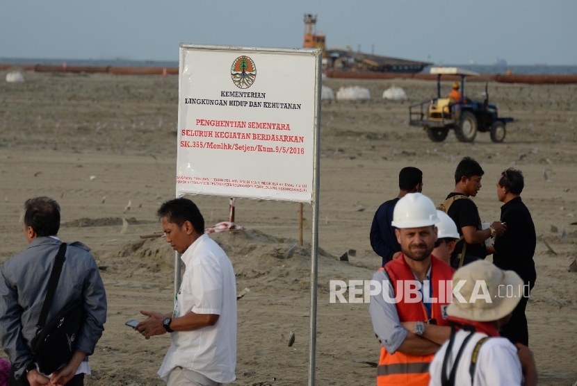 The authorities were sealing G Island reclamation project on Wednesday (5/11). (Republika/ Yasin Habibi)