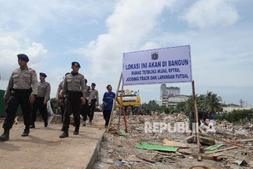 Petugas memasang plang pemberitahuan penataan RTH saat pembongkaran kawasan Kalijodo, Jakarta, Senin (29/2).   (Republika/Yasin Habibi)