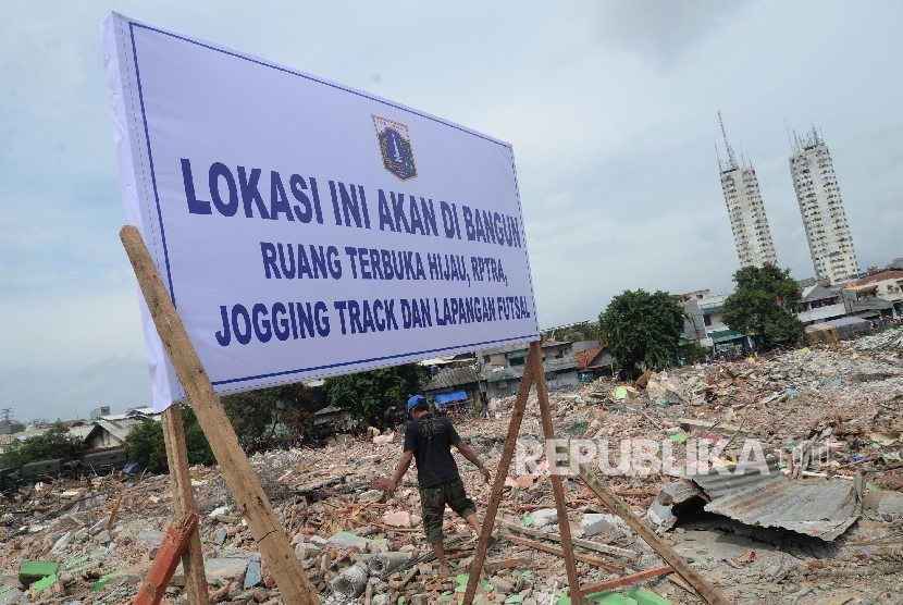 Petugas memasang plang pemberitahuan penataan RTH saat pembongkaran kawasan Kalijodo, Jakarta, Senin (29/2).