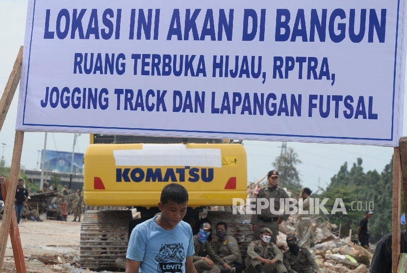 Petugas memasang plang pemberitahuan penataan RTH saat pembongkaran kawasan Kalijodo, Jakarta, Senin (29/2). (Republika/Yasin Habibi)