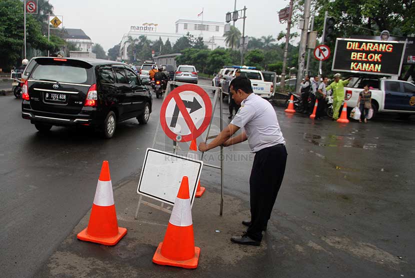  Petugas memasang rambu-rambu lalu lintas saat melakukan rekayasa lalu lintas.