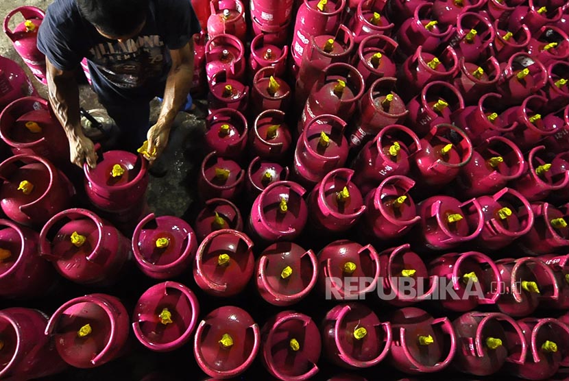 Petugas memasang segel ke tabung Elpiji Bright gas 5,5 kilogram di Distributor gas PT. Limas Raga Inti, Jl Emong, Kota Bandung, Kamis (24/11).