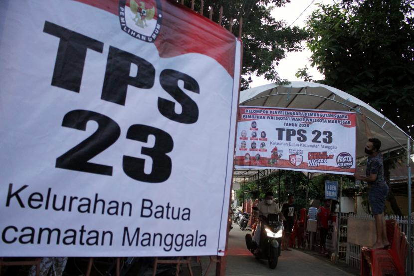 Petugas memasang spanduk saat menyiapkan Tempat Pemungutan Suara (TPS) di Kecamatan Manggala, Makassar, Sulawesi Selatan, Selasa (8/12/2020). Kantor Imigrasi dan Rumah Detensi Imigrasi (Rudenim) Makassar akan melakukan pengawasan terhadap 1.667 warga negara asing (WNA) yang menetap sementara di Makassar selama pelaksanaan pilkada.