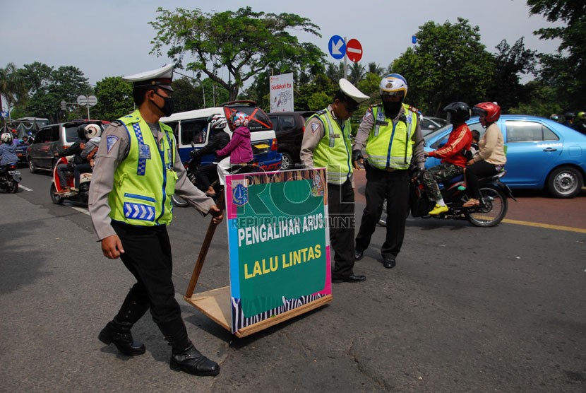  Petugas memasang tanda pengalihan arus lalu lintas di kawasan Taman Margasatwa Ragunan, Jakarta Selatan