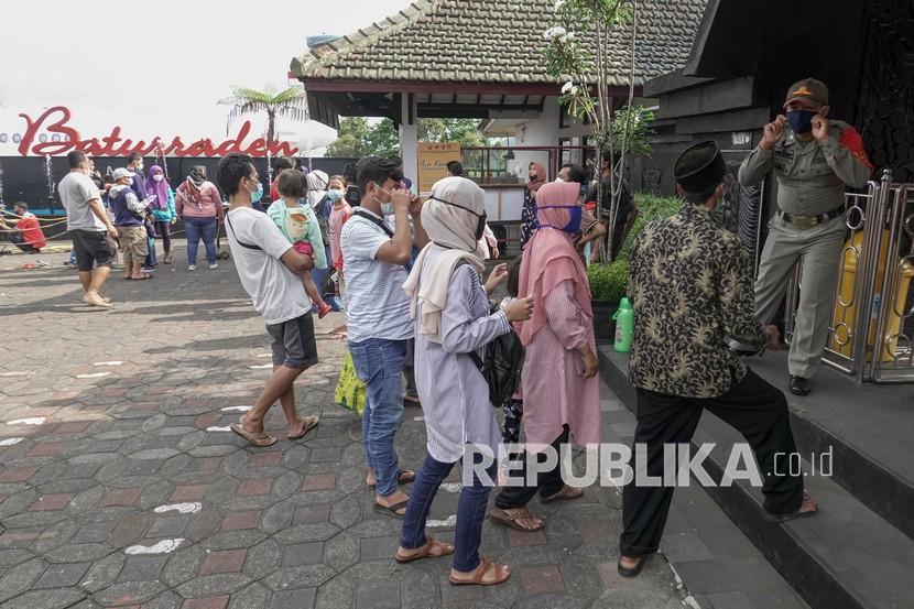 Petugas memastikan pengunjung menggunakan masker dengan benar sebelum memasuki lokawista Baturraden, Banyumas, Jateng, beberapa waktu lalu.