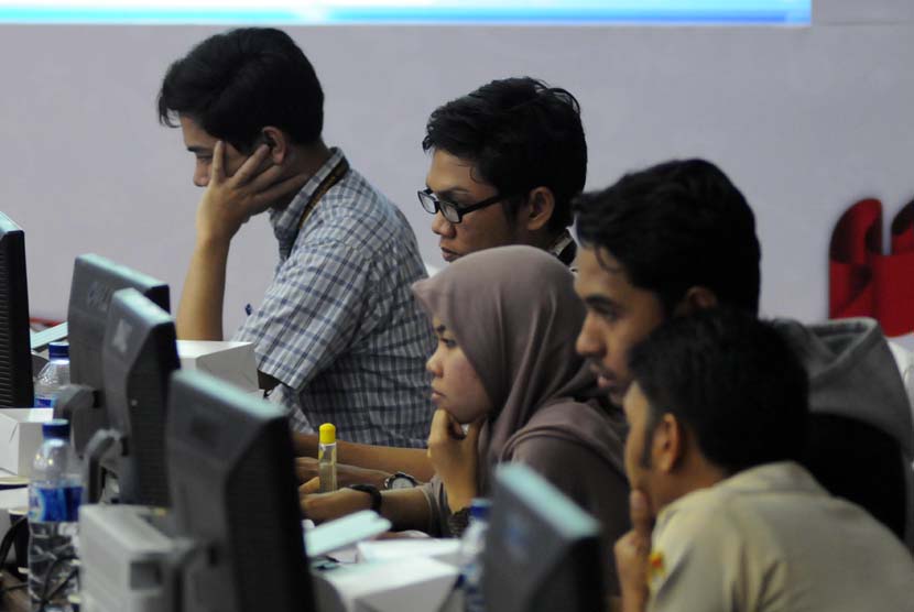 Petugas memasukkan data-data ke dalam komputer mengenai hasil rekapitulasi suara nasional Pemilihan Umum Legislatif (Pileg) 2014 yang berlangsung di Kantor Komisi Pemilihan Umum (KPU), Jakarta, Rabu (7/5).