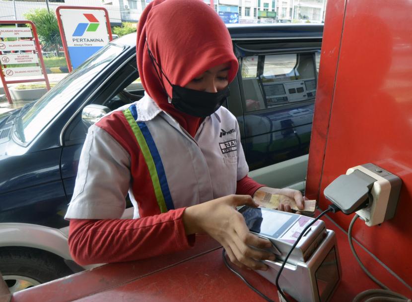 Petugas memasukkan data menggunakan kartu kendali (Fuel Card) bagi konsumen yang mengisi Bahan Bakar Minyak (BBM) solar bersubsidi di SPBU. 