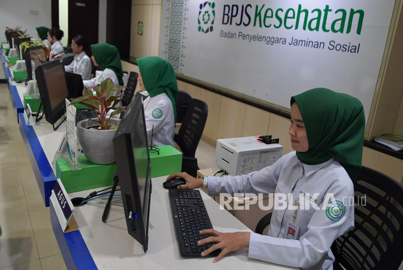 Petugas memasukkan data pelayanan di Kantor Pelayanan Kantor Badan Penyelenggara Jaminan Sosial (BPJS) Kesehatan Jakarta Pusat, Matraman, Jakarta, Senin (9/3/2020).(Antara/M Risyal Hidayat)