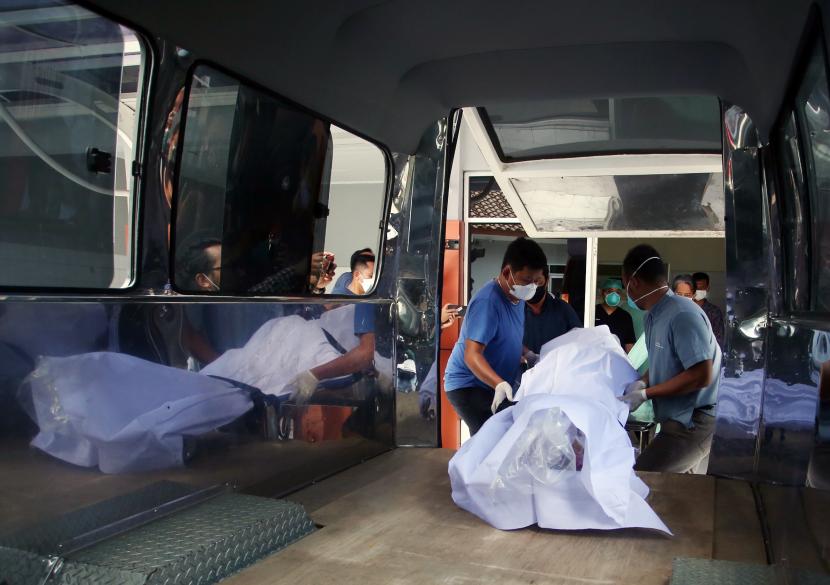 Petugas memasukkan jenazah korban kebakaran lapas ke dalam mobil dari ruang instalasi pemulasaran jenazah Rumah Sakit Umum Kabupaten Tangerang, Tangerang, Banten.
