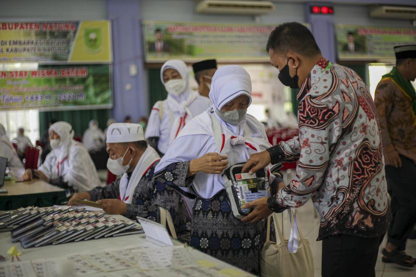 Petugas memasukkan paspor milik calon jamaah haji kelompok terbang (kloter) pertama Embarkasi Batam di Asrama Haji Batam, Kepulauan Riau, Selasa (14/6/2022). Jamaah Haji kloter 2 Riau Terbang ke Madinah Malam Ini