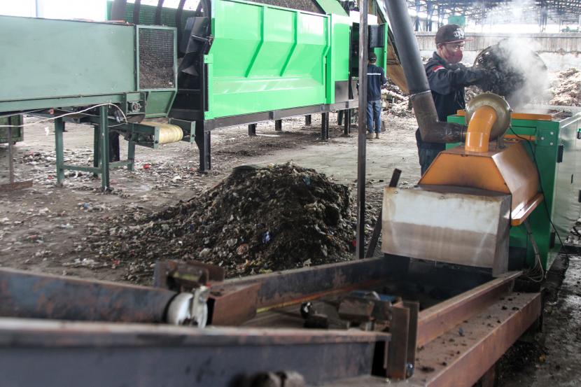 Pemerintah Kota Yogyakarta mengarahkan pengelolaan sampah organik melalui pembuatan biopori berbasis keluarga atau rumah tangga (RT) untuk memudahkan masyarakat dalam mengelola sampah tersebut.   Tampak petugas memasukkan sampah organik ke dalam mesin pengolahan briket di Tempat Pembuangan Akhir (TPA) Sampah Jabon, Sidoarjo, Jawa Timur, Jumat (16/9/2022).(Ilustrasi)