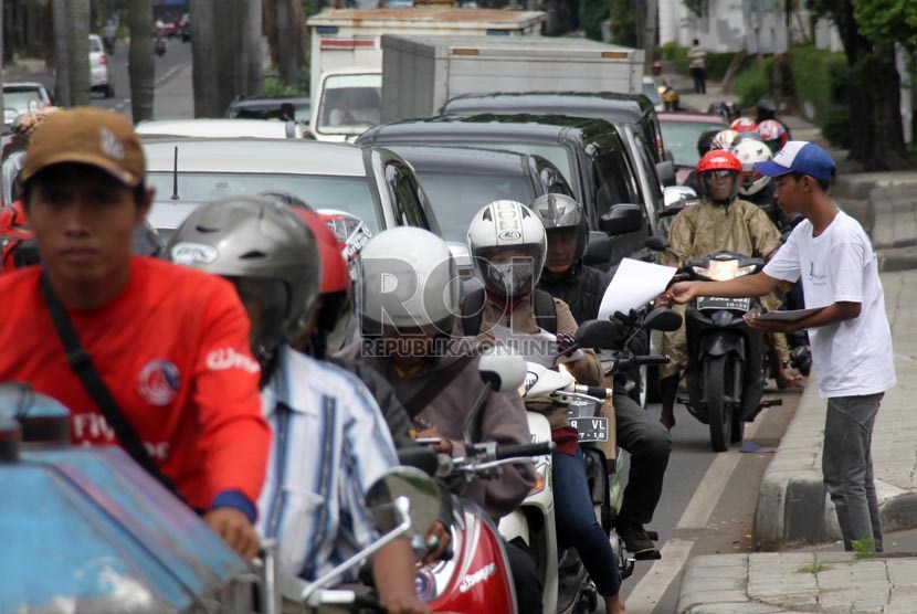   Petugas membagi-bagikan brosur informasi pembangunan proyek MRT Jakarta di Kawasan Bundaran Pondok Indah, Jakarta Selatan, Senin (6/1).   (Republika/Yasin Habibi)