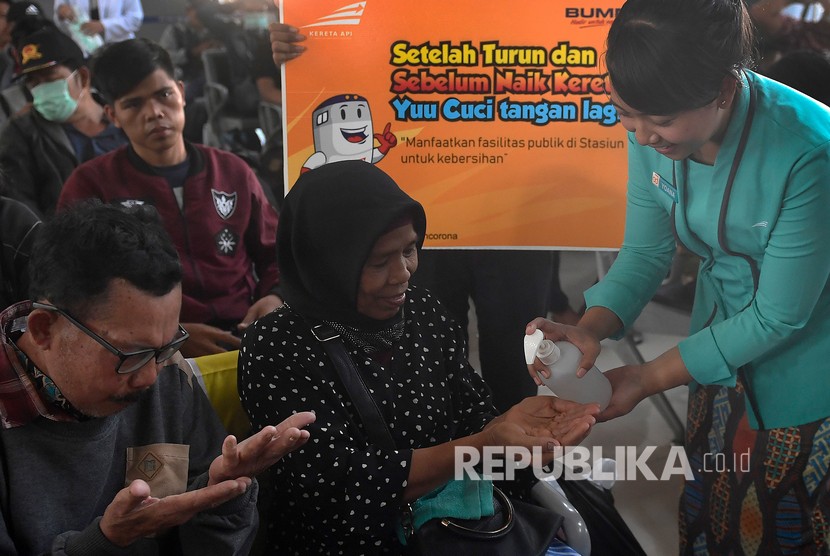 Petugas membagikan cairan pencuci tangan kepada penumpang kereta api saat sosialisasi pencegahan penyebaran virus Corona (COVID-19) di Stasiun Pasar Senen, Jakarta, Senin (9/3/2020). (Antara/Puspa Perwitasari)
