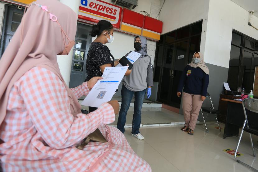 PT Kereta Api Indonesia (KAI) Daop 3 Cirebon, Jawa Barat, kembali melayani vaksinasi Covid-19 di Klinik Mediska yang berada di Stasiun Cirebon dan Jatibarang, setelah mendapatkan kembali stok vaksin Covid-19.