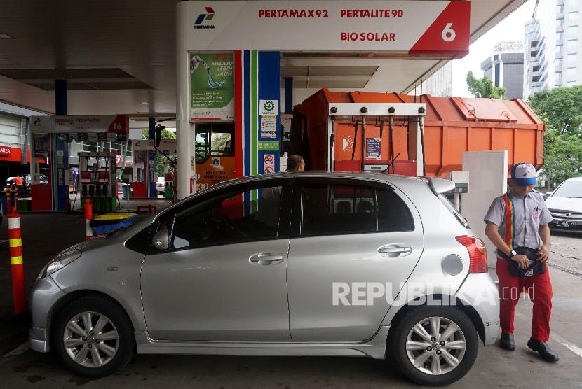 Petugas membantu konsumen mengisi Bahan Bakar Minyak (BBM) pada kendaraan di SPBU Abdul Muis, Jakarta, Ahad (17/12).
