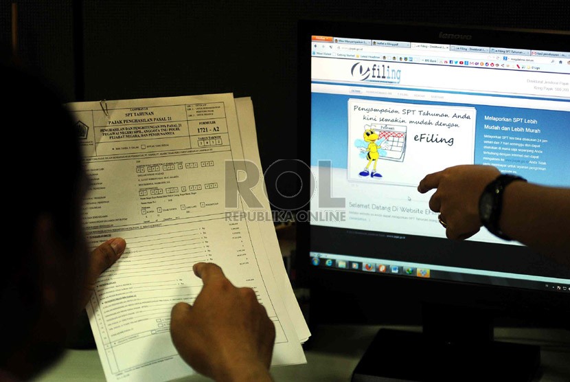   Petugas membantu mengisikan SPT pajak secara e-filing di Kantor Pusat Ditjen Pajak, Jakarta.   (Republika/Wihdan Hidayat)