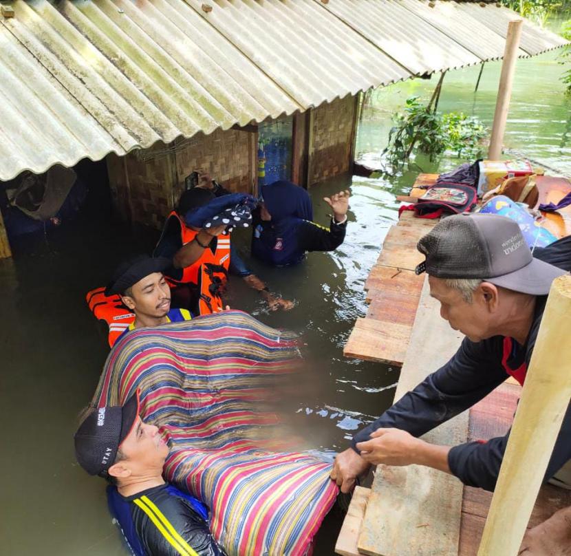 Petugas membantu proses evakuasi barang milik warga yang terdampak banjir di Desa Bunisari, Kecamatan Cigugur, Kabupaten Pangandaran, Selasa (27/9/2022).