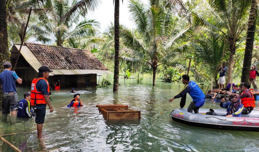Petugas membantu proses evakuasi barang milik warga yang terdampak banjir di Desa Bunisari, Kecamatan Cigugur, Kabupaten Pangandaran, Selasa (27/9/2022). 
