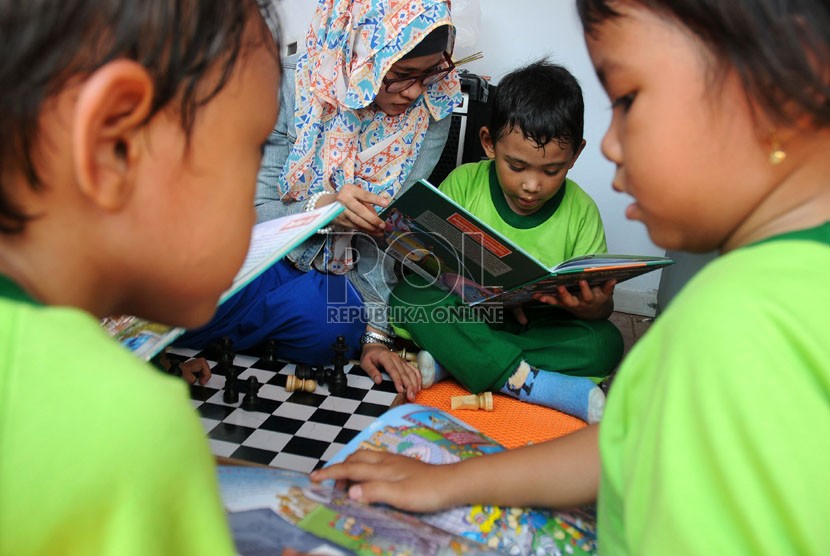  Anak belajar membaca. (Republika/Aditya Pradana Putra)