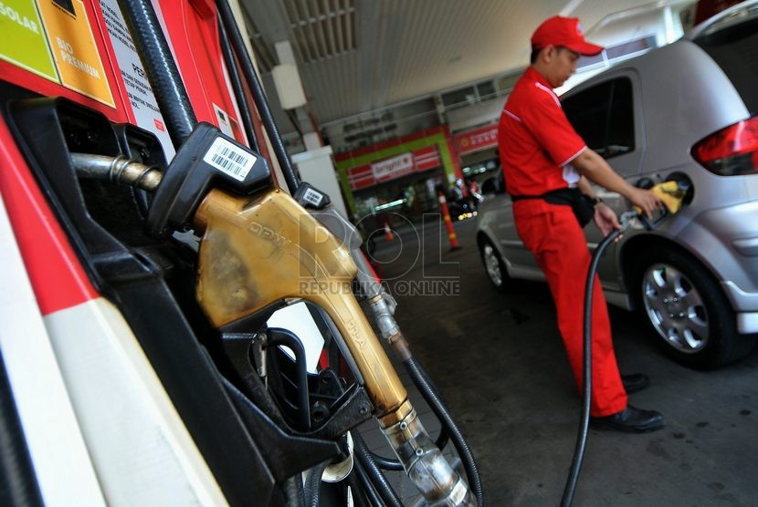  Petugas membantu warga mengisi bahan bakar minyak (BBM) bersubsidi di SPBU Jakarta. 