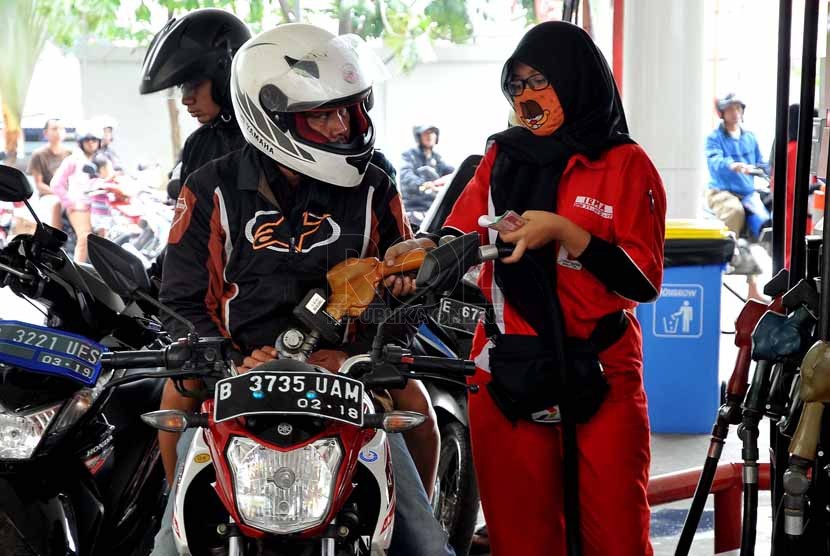 Petugas membantu warga mengisi bahan bakar minyak (BBM) di SPBU Jakarta, Selasa (7/10).(Prayogi/Republika)