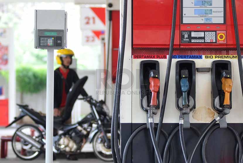 A motor rider is waiting to fill in gasoline in a one gas station in Jakarta. (Prayogi/Republika)