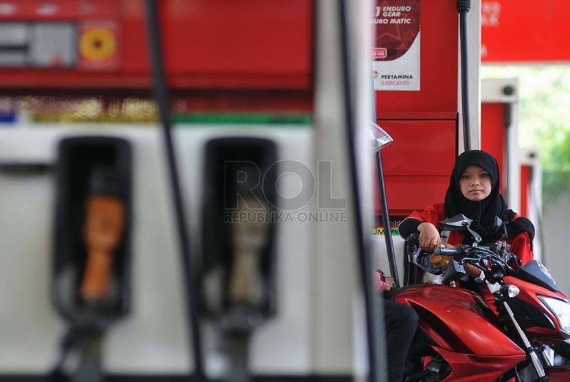Petugas membantu warga mengisi bahan bakar minyak (BBM) jenis premium di SPBU Jakarta,Selasa (23/9).(Republika/Prayogi)