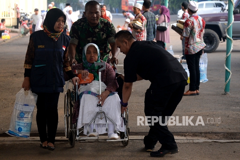 Petugas membatu Jamaah Haji Indonesia Kloter Pertama Debarkasi Jakarta Pondok Gede.